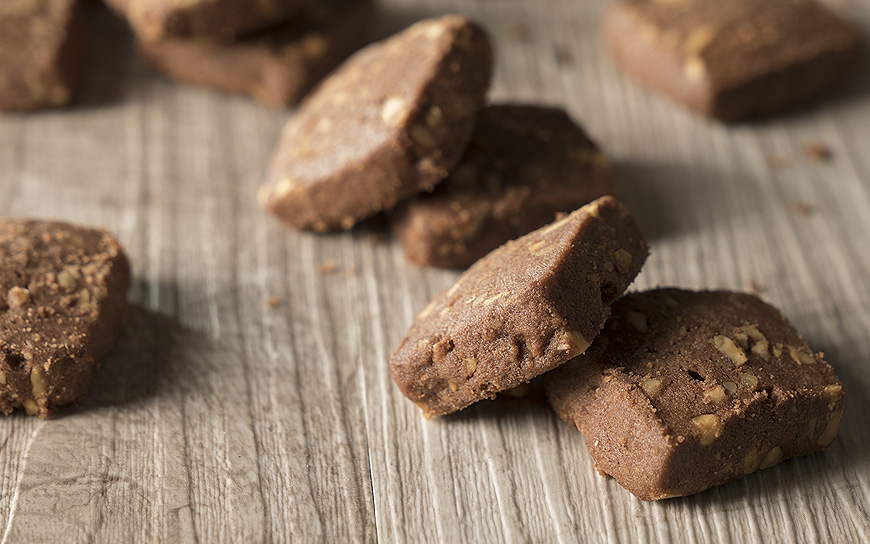 Cocoa and Nuts Brittle Cookies